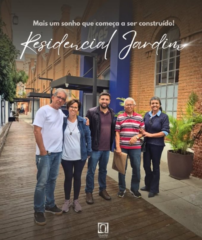 Família recebendo as chaves do novo imóvel com o corretor da Qualitá Imóveis